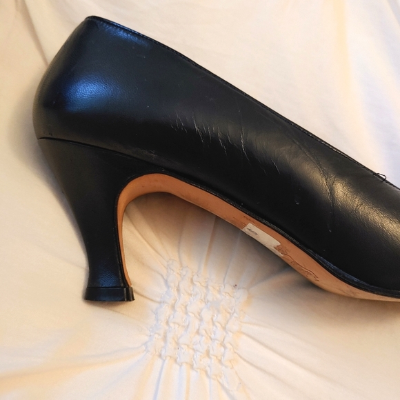 Pegabo vintage navy blue kitten heel closed toe leather pumps. Size 7b - Picture 5 of 11